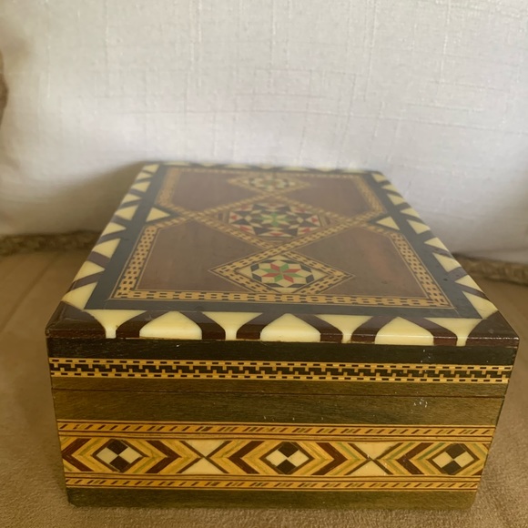 Beautiful Middle East Syrian inlaid box - Picture 7 of 10